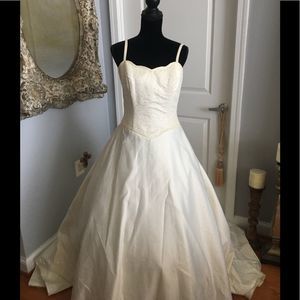 NWOT Edens Bridal Gown Size 12